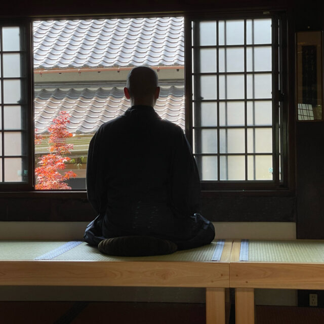 本堂で自分を見つめる事ができる坐禅体験